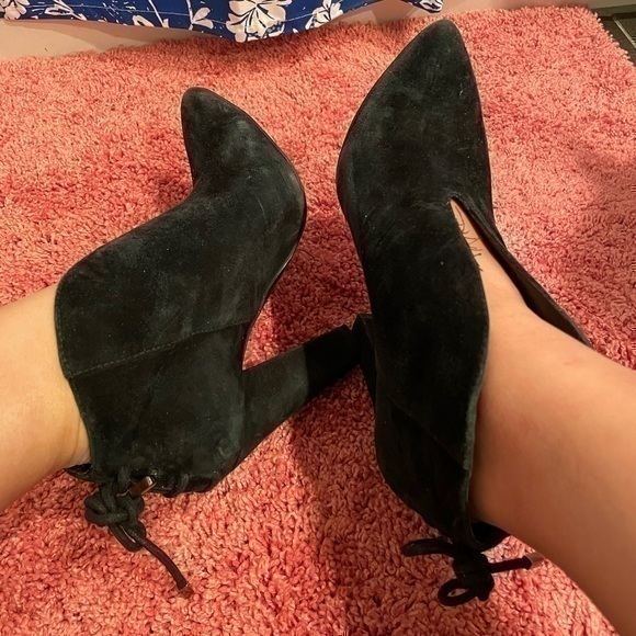 Vince Camuto Black Suede Split Front Heel Booties 
Women size 5.5
Condition 7/10 - Picture 1 of 7